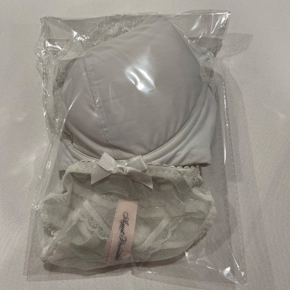 Agent Provocateur White Lace Bra - Picture 14 of 14